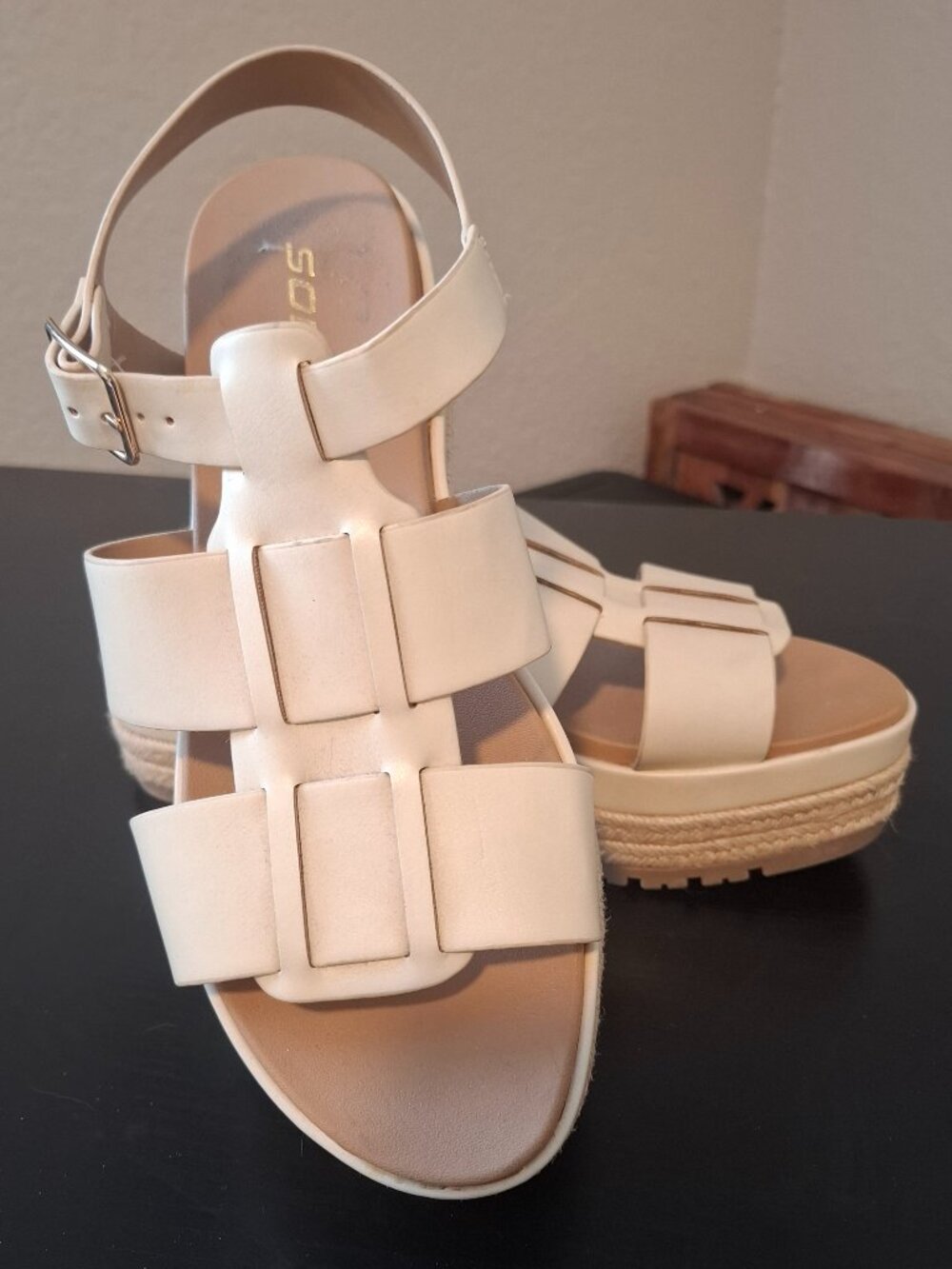 SODA Strappy Woman's Sandal, 10